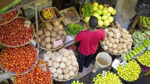 Auf unserer Rundreise durch den Indischen Ozean werden unsere Nasen und Zungen vom Duft der farbenfrohen Früchte auf den Märkten angezogen.