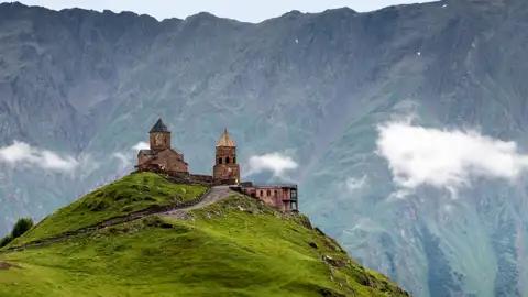 Die Gergeti-Dreifaltigkeitskirche in Georgien liegt wie ein verlorenes Bauklötzchen am Fuße der gewaltigen Gletschermassive.