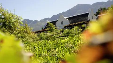 Auf unserer Rundreise in kleiner Gruppe durch Südafrika probieren wir auf einem Weingut köstliche Tropfen.