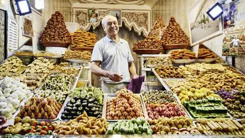 Ein Genuss für die Augen und die Geschmacksnerven sind die vielen bunten und sehr süßen Leckereien, die sich auf jedem traditionell marokkanischen Markt stapeln. Ihre Studiosus-Reiseleitung spendiert auf der 14-tägigen Studienreise Marokko - zwischen Rif und Atlas die ein oder andere Kostprobe.