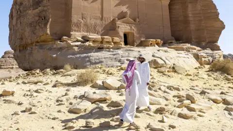 Auf unserer Reise zu den Höhepunkten von Bahrain, Saudi-Arabien und Katar kommen wir auch nach Hegra, oft auch Madain Saleh genannt.