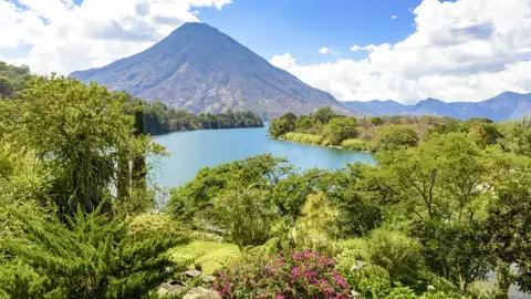 Der Atitlánsee in Guatemala wird von majestätischen Vulkanen umgeben, deren fruchtbare Hänge mit üppiger Vegetation bedeckt sind. Das Naturparadies bietet eine einzigartige Kulisse aus tiefblauem See, grünen Hügeln und imposanten Vulkanen – zu erleben auf der umfassenden 21-tägigen Studienreise mit Studiosus!