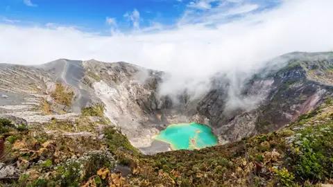 Auf der Naturerlebnis-Studienreise nach Costa Rica von Studiosus erleben Sie ein fantastisches Landschaftsspektrum: von mystischen Nebelwäldern über tropische Regenwälder bis zu mächtigen Vulkankegeln. Vom Kraterrand des Vulkans Irazú, dem höchsten Feuerberg Costa Ricas, haben Sie bei Wetterglück Karibik und Pazifik gleichzeitig im Blick.