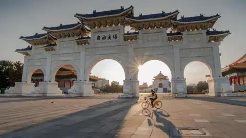 Diese Studienreise nach Taiwan und Südkorea hat ihren Auftakt in Taipeh, wo wir die Chiang-Kai-shek-Gedächtnishalle besuchen.