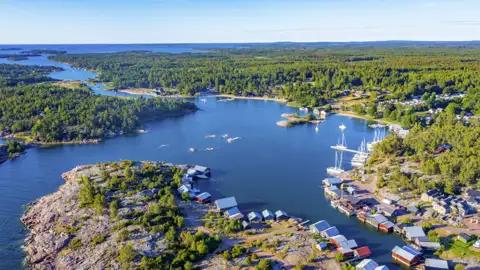Entdecken Sie bei dieser Studienreise zu den Alandinseln in kleiner Gruppe die typische Landschaft der Schären mit bewaldeten Inseln, Wasserwegen und Bootshäusern.