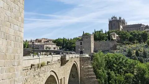 Schöne Aussichten auf unserer neuntägigen Rundreise in kleiner Gruppe durch Kastilien und die Extremadura – hier über die Puente de San Martín auf die Altstadt von Toledo (UNESCO-Welterbe).