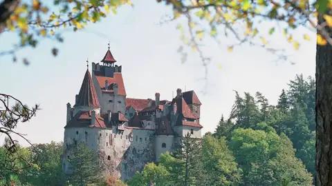 Auf unserer Reise nach Siebenbürgen besuchen wir das Schloss Bran, zu Deutsch die Törzburg, in den Karpaten. Im Film war hier Graf Dracula zu Hause.