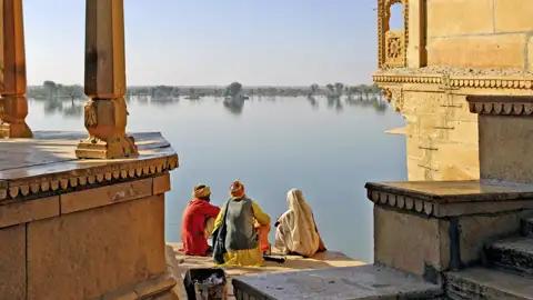 Auf unserer Studienreise durch Rajasthan besuchen wir auch den künstlich angelegten See Gadi Sagar in Jaisalmer, der über Jahrunderte die wichtigste Wasserquelle der Wüstenstadt war.