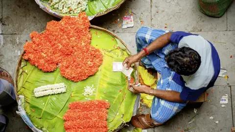 Auf unserer großen Südindienreise besuchen wir einige Märkte, auf denen auch die für den Tempel benötigten Blumengirlanden feilgeboten werden.