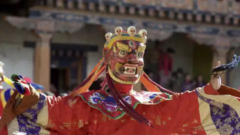 Auf unserer 17-tägigen Klassik-Studienreise durch das Königreich Bhutan erleben wir, wie sich Tänzer bei den Klosterfesten in göttliche Wesen verwandeln.