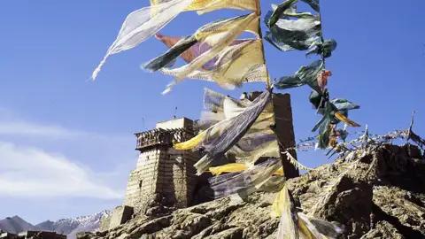 Bei unserer Expeditions Studienreise durch Ladakh sehen wir immer wieder wehende Gebetsfahnen vor Klöstern und Burgen.