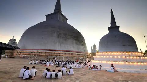 Auf unserer Studienreise durch Sri Lanka besuchen wir auch heilige Orte in der alten Königsstadt Anuradhapura, hier den großen Stupa.