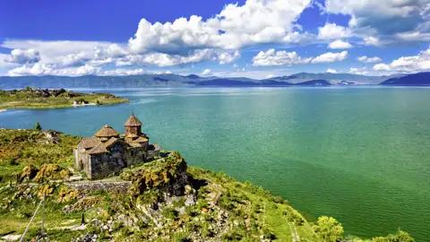 Auf der 14-tägigen Studiosus-Reise durch den Südkaukasus kommen wir in Armenien auch zum schönen Sewansee und besichtigen das dortige Kloster.