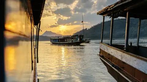 Der Mekong begleitet uns auf der Reise in Laos und Kambodscha. Besonder schön ist es am Fluss beim Sonnenuntergang.