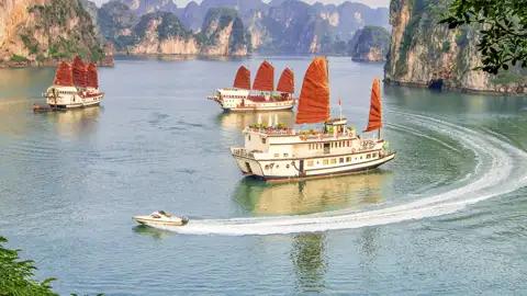 Auf unserer Studienreise mit Flair durch Vietnam führt uns der Weg auch in die Halongbucht, wo wir zwei Nächte auf einem der traditionellen Boote, einer Dschunke, übernachten.
