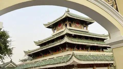 Aud unserer Studienreisen duch Vietnam und Kambodscha sehen wir auch den Ba Chua Xu Tempel in Chau Doc im Mekongdelta