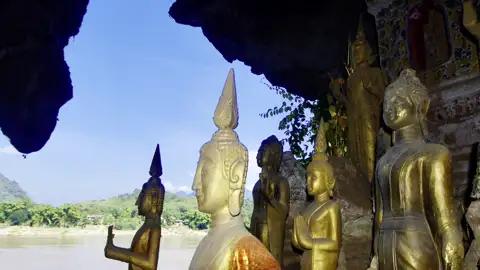 Es geht weiter auf dem Mekong: Unser Boot hält an den Höhlen von Pak Ou, wo unzählige Buddhas in allen Farben und Größen von der tiefen Gläubigkeit der Laoten zeugen.