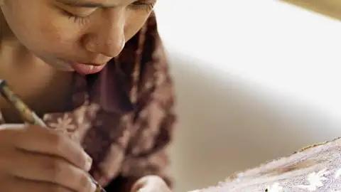 Auf unserer Studienreise nach Malaysia tauchen wir ein in die farbenfrohe Kultur, wo die Batikmalerei eine lange Tradition hat.