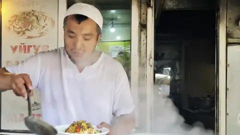 Auf unserer 19-tägigen Klassik-Studienreise durch Zentralasien haben wir viele Gelegenheiten, die lokale Küche zu probieren. Zum Beispiel das usbekische Nationalgericht Plov.