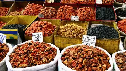 Während unserer 15-tägigen Studienreise durch Usbekistan und Kirgisistan haben wir immer wieder mal die Gelegenheit, lokale Köstlichkeiten wie Nüsse oder Trockenfrüchte zu probieren.