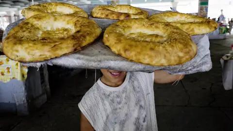 Auf unserer elftägigen Studienreise durch Usbekistan besuchen wir Märkte wie den Basar von Samarkand und probieren das leckere Non-Brot, gerne auch mit Sesam bestreut.