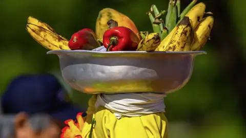 Überall in Cartagena sehen wir die Palenqueras, wie sich die Nachfahrinnen geflohener Sklaven nennen: In der Stadt verkaufen sie frisches Obst - wir lernen sie und ihre Kultur auf unserer Reise aber auch in ihrem Zuhause kennen.