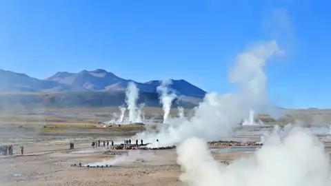 Auf unserer Studienreise durch Chile heißt es am zwölften Tag früh aufstehen, denn ein besonderes Naturspektakel wartet: die Geysire von El Tatio. In der klaren Morgenluft der Atacamawüste bringen die ersten Sonnenstrahlen die nächtlichen Eishauben der heißen Quellen zum Schmelzen, mächtige Dampfsäulen steigen in den Himmel. Wir erleben  die mystische Pracht dieses geothermischen Wunders hautnah – ein unvergessliches Highlight dieser Chile-Reise.