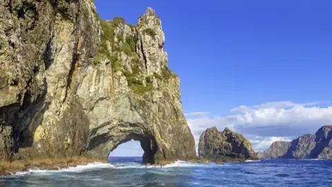 Durch das Hole in the Rock auf Motukokako oder Piercy Island in Neuseeland fahren wir auf dieser Neuseelandreise mit dem Boot!