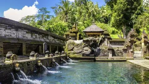 Auf Ihrer Studienreise durch Indonesien besuchen Sie auf Bali die heiligen Quellen von Tirta Empul.