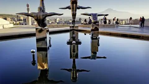 Vor der Kulisse des Berges Ararat beeindruckt uns auf unserer Wanderreise mit Studiosus dieser Brunnen  auf der berühmten Kaskade der Hauptstadt Eriwan, einer monumentalen Marmortreppe.