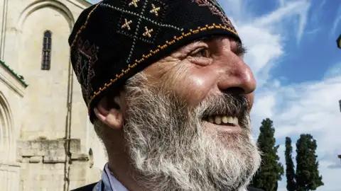 Auf unserer Studienreise durch Georgien begegnen wir bärtigen Männern mit typisch georgischen Kopfbedeckungen, die kunstvoll bestickt sind.