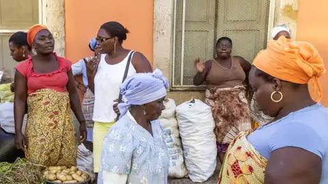 Bei unserer Reise auf die Kapverden spazieren wir über einen Markt in Praia, Die Hauptstadt der Kapverden ist bunt, lebendig und mit unverkennbar afrikanischem Flair.