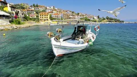 Die Rundreise durch den Norden Griechenland führt unsere Reisegruppe auch nach Chalkidiki, wo immer wieder ein Fischerboot im ruhigen Wasser vor der Küste vor Anker liegt.
