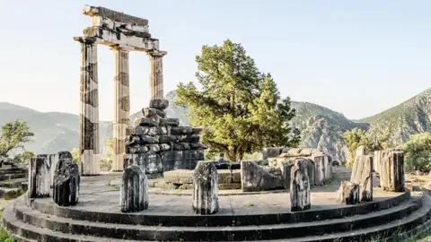 Eine Rundreise durch Griechenland wäre nichts ohne einen Besuch im antiken Zentrum der Welt – Delphi.