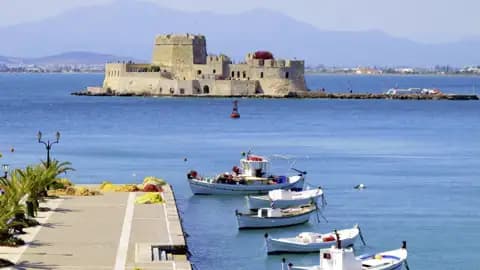 Der Hafen von Nauplia lädt bei unserer Gruppenreise durch Griechenland zum Flanieren ein. Dabei fällt der Blick auf die Bourtzi-Festung.