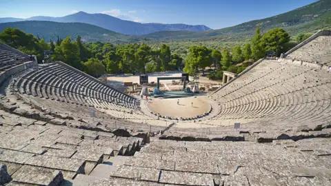 Auf unserer Studienreise mit Muße besichtigen wir das Amphitheater in Epidauros und erfahren, warum die Schauspieler in den antiken Theatern auch ohne Mikrofon gut zu verstehen waren.