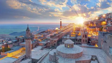 Sonnenuntergang über der Stadt Mardin mit Blick auf Moscheen und traditionelle Architektur