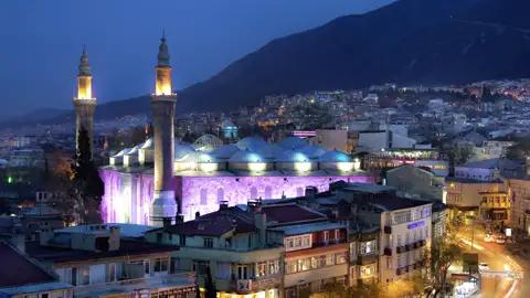 Eine Station unserer neuntägigen Studienreise durch die Westtürkei ist die frühere osmanische Hauptstadt Bursa - mit ihren beeindruckenden Moscheen.