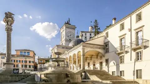 Die Piazza della Libertà in Udine mit der Loggia del Lionello ist eines der Ziele beim Rundgang durch die herausgeputze Altstadt während der Gruppenreise.