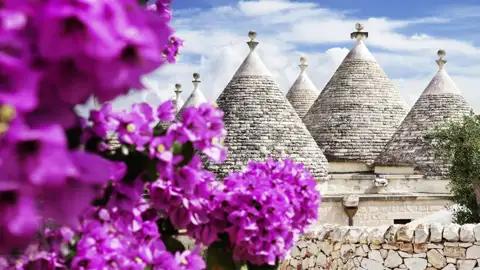 In Alberobello entdecken wir bei unserer klassichen Studiosus-Reise eine ganze Trullisiedlung. Was es mit der Zipfelmützen-Bauweise auf sich hat, erzählt Ihr Reiseleiter.