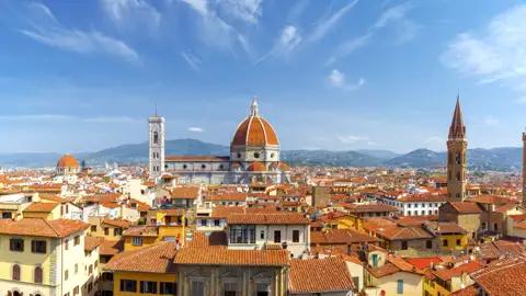 Seit 600 Jahren beherrscht Brunelleschis Domkuppel den Himmel von Florenz - dass der Dom auf dem Weg unserer klassischen Studienreise liegt, ist selbstverständlich.