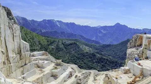 Wie ein modernes Kunstwerk muten uns die kubischen Formen an, die der Marmorabbau in den Steinbrüchen von Carrara hinterlässt – eines unserer Ziele der Klassik-Studienreise in die Toskana.