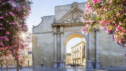 Vorhang auf bei unserer Studiosus-Reise durch Apulien für eine der schönsten Städte des Stiefels: Lecce, das "Florenz des Südens". Ein in cremeweißem Stein verewigtes Paradies erwartet uns hier zwischen barocken Fassaden, Skulpturen und Ornamenten.