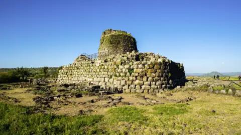 Ein außergewöhnliches Monument ist die "Königin der Nuraghen" in Santu Antine - bautechnisch so wenig nachvollziehbar wie die Pyramiden. Dieses Highlight lassen wir uns auf unserer Studienreise nach Sardinien nicht entgehen.