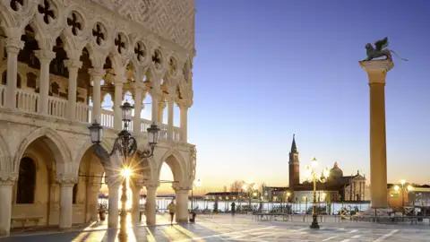 Venedig bezaubert: Die einzigartige Lagunenstadt lädt zum ausgiebigen Flanieren durch die Gassen und an den Kanälen ein.