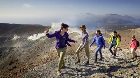 Die Vulkanwanderung auf Ihrer Studienreise beschert Ihnen einen wunderbaren Blick auf die Küste und das Meer.