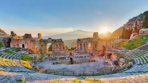 Zum Auftakt dieser Studienreise mit Muße durch Sizilien bestaunen wir das antike griechisch-römische Theater in Taormina.
