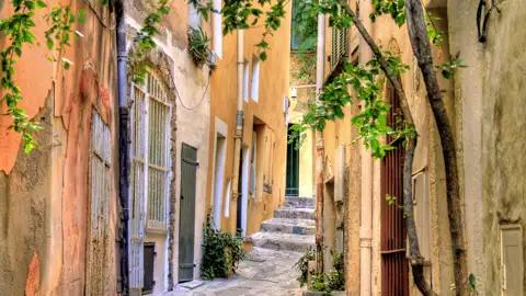 Auch wenn Saint-Tropez vor allem für seinen Luxus bekannt ist, hat es sich an vielen Stellen seinen ursprünglichen Charme erhalten. Ihr Studiosus-Reiseleiter kennt beide Seiten und führt Sie zu den schönsten Plätzen.