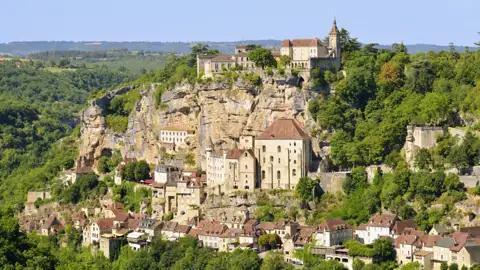 Rocamadour ist ein bekannter Pilgerort  in der französischen Region Okzitanien und zudem berühmt für seinen aromatischen Käse. Auf unserer Studienreise in die Auvergne und ins Périgord besuchen wir den spektakulär am Berg gelegenen Ort.