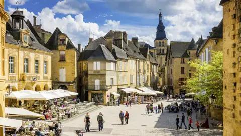 Wie aus einem Guss und ganz in Ockertönen präsentiert sich die Altstadt von Sarlat im Périgord, einer unserer Übernachtungsorte. Besonders stimmungsvoll geht es hier zu, wenn der Markt stattfindet – den wir auf unserer Rundreise natürlich auch besuchen.